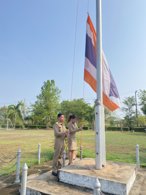 กิจกรรมเคารพธงชาติและร้องเพลงชาติสวดมนต์ไหว้พระ เพื่อแสดงความจงรักภักดีต่อชาติ ศาสนา และสถาบันพระมหากษัตริย์ สำนักงานเทศบาลตำบลขามป้อม วันจันทร์ที่ 27 เมษายน 2569