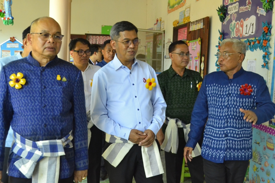 นายสมเพชร สร้อยสระคู รองผู้ว่าราชการจังหวัดอุบลราชธานีและ คณะอนุกรรมการตรวจประเมินการจัดการขยะมูลฝอยชุมชน จังหวัดสะอาดกลุ่มจังหวัดภาคตะวันออกเฉียงเหนือ