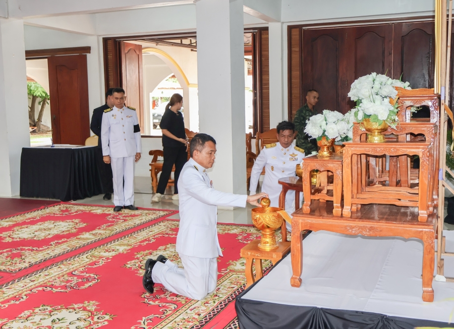 พิธีสรงน้ำพระบรมศพ และพิธีลงนามแสดงความไว้อาลัยเบื้องหน้าพระฉายาลักษณ์ สมเด็จพระนางเจ้าสิริกิติ์ พระบรมราชินีนาถ พระบรมราชชนนีพันปีหลวง ในวันที่ ๒๖ ตุลาคม ๒๕๖๘  ณ วัดชัยภูมิการาม (วัดกลาง) ตำบลเขมราฐ อำเภอเขมราฐ จังหวัดอุบลราชธานี