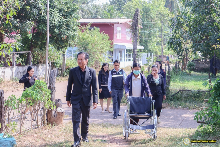 เทศบาลตำบลขามป้อมร่วมกับ รพ.สต.ขามป้อม ออกตรวจเยี่ยมพร้อมมอบเตียงและรถเข็นแก่ผู้ป่วยที่มีภาวะพึ่งพิง ในเขตบ้านเตย หมู่ที่ 3